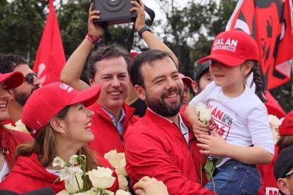 Carlos Fernando Galán carga a su hija Julieta. A su lado, Carolina Deik, esposa del candidato.