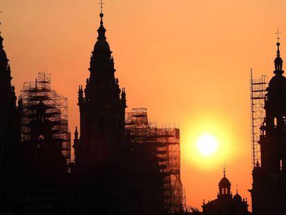 El sol sale sobre la catedral de Santiago de Compostela el pasado mi&eacute;rcoles 21 de junio.