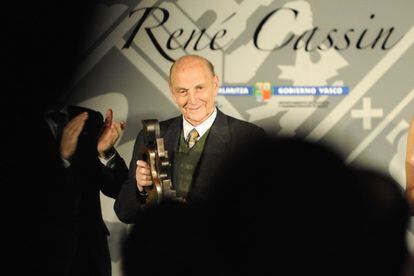 El poeta Marcos Ana tras recibir el premio René Cassin de Derechos Humanos 2009, en Vitoria (Álava).