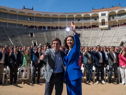 José Luis Martínez Almeida e Isabel Díaz Ayuso, posan este jueves en la plaza de las Ventas durante la presentación de los candidatos del PP a las alcaldías de la comunidad.