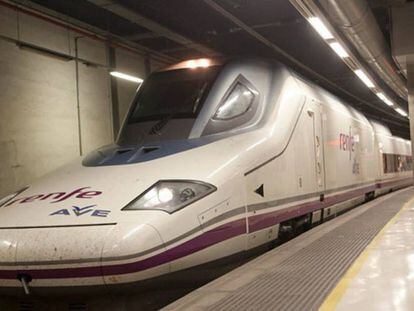 Tren AVE en la estaci&oacute;n de Barcelona-Sant.