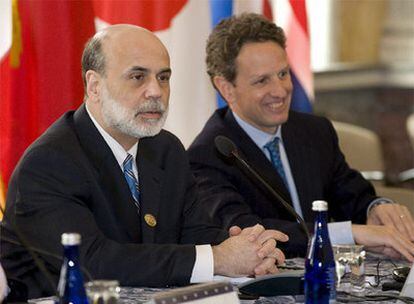 El presidente de la Fed, Ben Bernanke (izquierda), con Geithner en la reunión del G-7 en Washington.