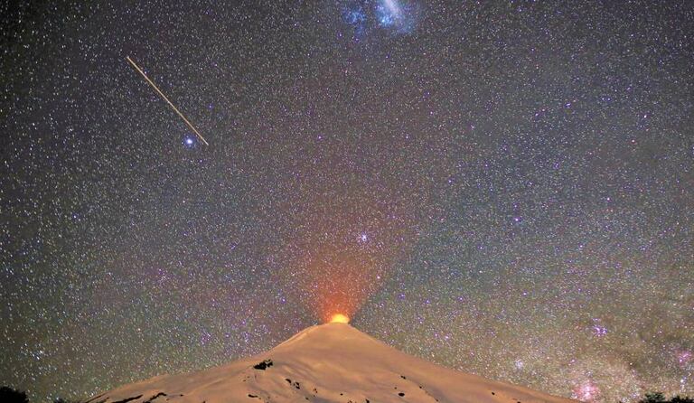 Vista del volcán Villarrica y el cielo estrellado desde la ciudad de Pucón, Chile, en septiembre de 2019.