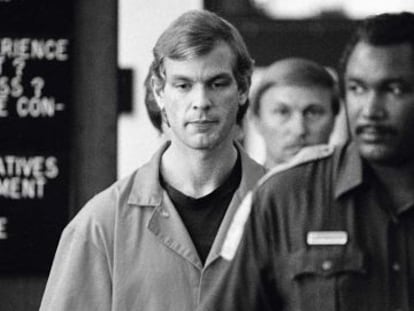 Jeffrey Dahmer, responsable, entre 1978 y 1991, de la muerte de 17 hombres de Milwaukee con cuyos cuerpos practicaba necrofilia. Se le declaró legalmente cuerdo en su juicio.