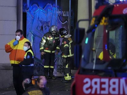 Los bomberos trabajan en la plaza Tetuán de Barcelona, donde han muerto cuatro personas en un incendio.