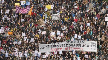 Centenares de estudiantes se manifiestan en Barcelona en febrero de 2013.