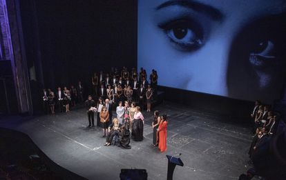 Con un retrato de sus ojos de fondo, Pinal subió al escenario de Bellas Artes acompañada por su familia, así como por autoridades del recinto y miembros de la farándula.