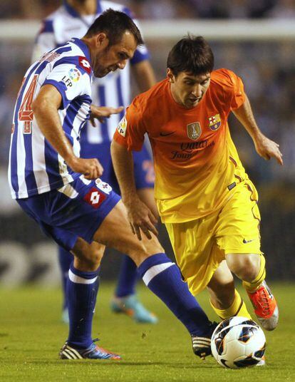 Carlos Marchena entra a Messi en la jugada del último gol.