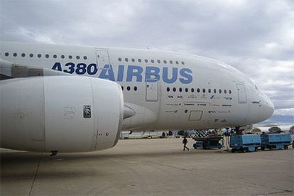 El nuevo avión de pasajeros Airbus 380, en la base de Morón de la Frontera (Sevilla).