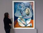 Una mujer observa una obra de Picasso en la exposici&oacute;n en el museo Mohamed VI de Rabat.