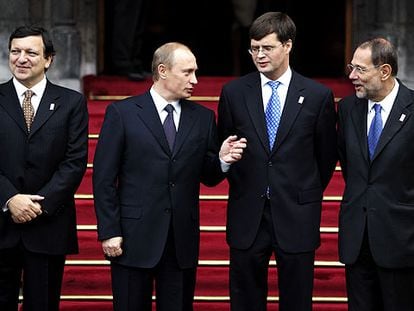 De izquierda a derecha, Durão Barroso, presidente de la Comisión; el líder ruso, Vladímir Putin; Jan Peter Balkenende, primer ministro holandés, y Javier Solana.