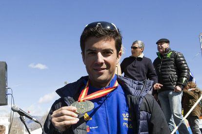 Miguel &Aacute;ngel L&oacute;pez, con su medalla de campe&oacute;n de Espa&ntilde;a de 50km marcha.