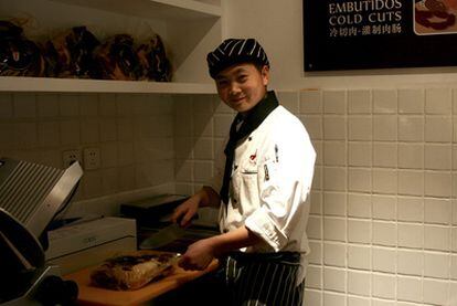 Empleado chino de la tienda española de alimentos de alta gama Taste of Spain, instalada en Beijing.