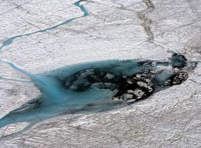 Vista aérea de un lago helado en Groenlandia cuyo tamaño está disminuyendo a causa del cambio climático.