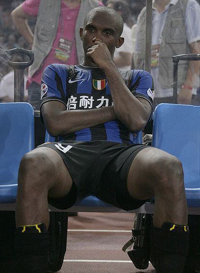 Eto'o, pensantivo en el banquillo del Inter durante el partido.