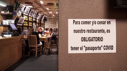 Imagen de la entrada de un restaurante de Pamplona, donde ya es obligatorio el pasaporte covid.