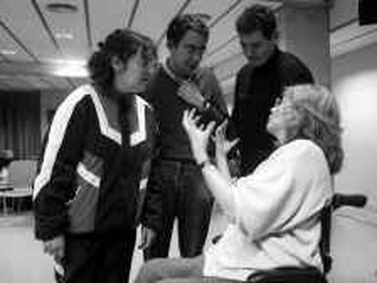 b sin nº (30/03/00) -color- Gloria Rognoni (silla de ruedas), actriz y directora de teatro. -foto: Carles Ribas.