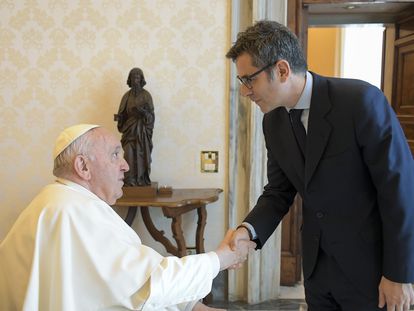 El papa Francisco, este lunes, con el ministro español de la Presidencia, Félix Bolaños, antes de mantener una audiencia privada en El Vaticano.