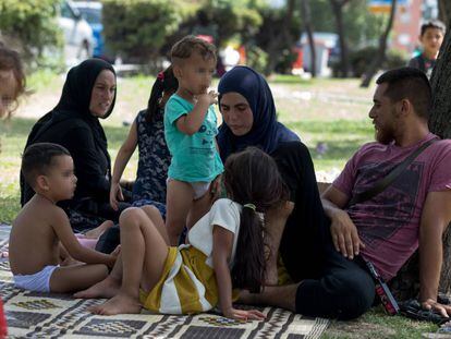 Refugiados sirios en el parque Salvador de Madariaga, de Madrid.