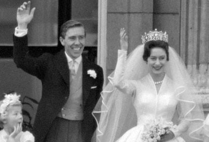 La princesa Margarita y Lord Snowdon, el día de su boda en el balcón del Palacio de Buckingham.