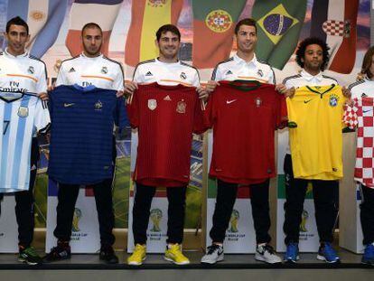 Di María, Benzema, Casillas, Cristiano, Marcelo y Modric posan con las camisetas de Argentina, Francia, España, Portugal, Brasil y Croacia
