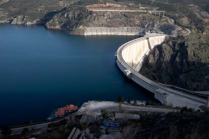 Presa del embalse de El Atazar desde el mirador, el 19 de marzo de 2024.