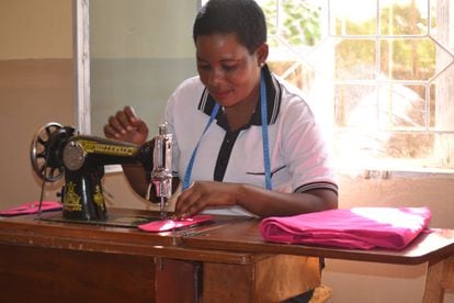 Mariam acaba de confeccionar una compresa justo antes de tomarse un descanso en Londoto, Tanzania.