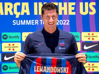 Lewandowski posa con la camiseta azulgrana en su acto de presentación.