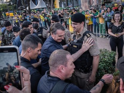 Bolsonaro saluda a un policía