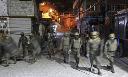 Soldados vigilan las calles de Tegucigalpa