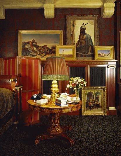 La habitación de Pierre Bergé en Château Gabriel, la casa normanda que la pareja decoró inspirándose en la obra de Marcel Proust.  Esta sala estaba dedicada al Barón de Charlus.