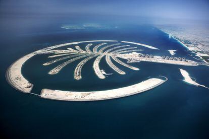 Palm Jumeirah es uno de los distritos más extravagantes. Construidos sobre el mar, y como indica su nombre, son unas islas artificiales que forman una palmera, pero solo vista desde el aire. Desde tierra es una sucesión de calles y avenidas con edificios y palacios lujosos.