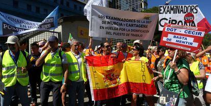 Protesta de los examinadores de tráfico ante la sede de la DGT en Madrid.