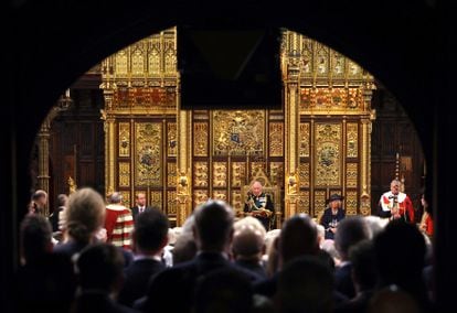 Los asistentes siguen el discurso del príncipe Carlos de Inglaterra en la Cámara de los Lores. 