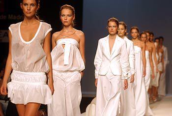 Modelos en blanco, de Julie Sohn, para la primavera-verano de 2004.