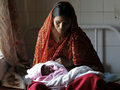 Una madre india con su reci&eacute;n nacida en la ciudad india de Lucknow.