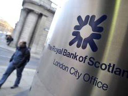 Un peatón camina frente a una sede del Royal Bank of Scotland (RBS) en Londres, Reino Unido. EFE/Archivo