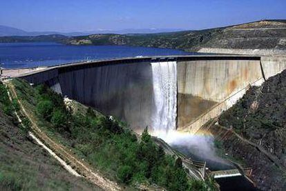 La presa de El Atazar, que distribuye al Canal de Isabel II de Madrid. El Gobierno de Aguirre ha planteado la posibilidad de privatizar
una parte de su sistema
de aguas.
