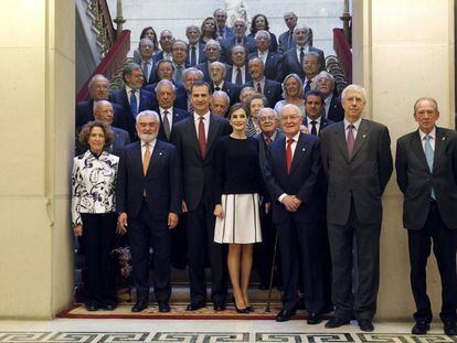 Los Reyes Felipe VI y Letizia, en el centro, con los acad&eacute;micos de la RAE, en su sede de Madrid.