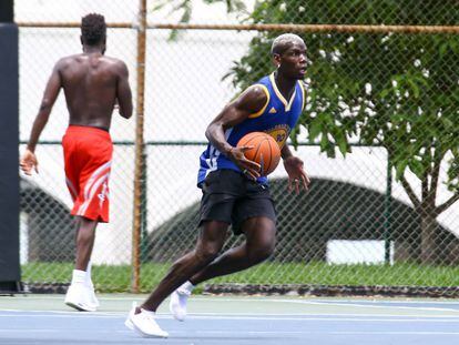 Pogba juega al baloncesto en Miami.