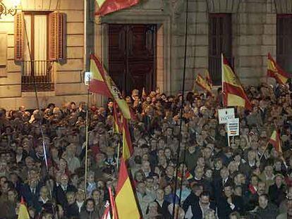 Una bandera preconstitucional en la concentración de Madrid.