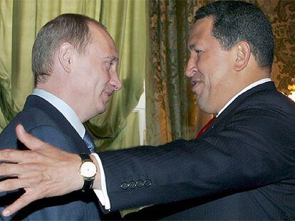 El presidente venezolano, Hugo Chávez (derecha), saluda a su homólogo ruso, Vladímir Putin, ayer en Moscú.