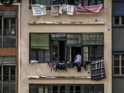 Dos muejres toman el aire durante el confinamiento en el ventanal de su vivienda de Girona el pasado 23 de Abril, festividad de Sant Jordi en Catalunya. 