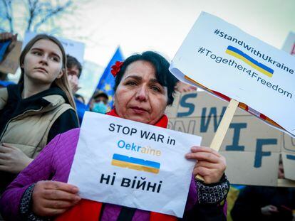 Unas personas se reúnen para protestar contra la operación militar de Rusia en Ucrania frente al Consejo Europeo, este lunes, n Bruselas, Bélgica.