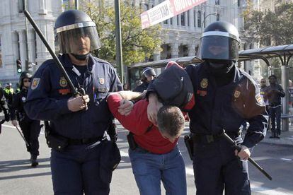 La Policía Nacional detiene a un manifestante en Cibeles.