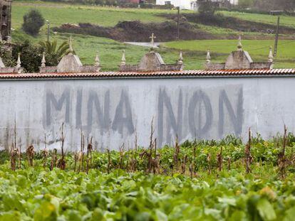 Pintada contra la mina en Corcoesto 