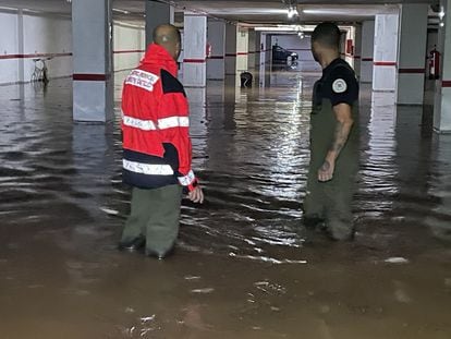 Los bomberos de Castellón en un garaje inundado por las lluvias torrenciales caídas esta madrugada en Oropesa (Castellón).