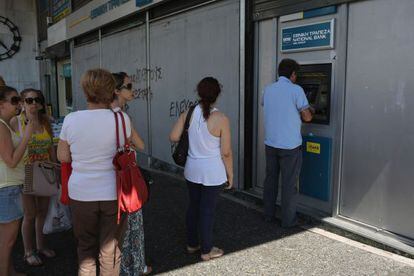 Gente hace cola este lunes en un cajero automático de Atenas.
