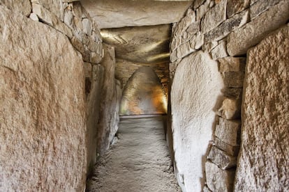 Aún hoy se desconoce cómo el gran menhir partido de Er Grah, el monolito más alto de la prehistoria en Occidente (20 metros, 280 toneladas de peso y tallado en el 4.500 antes de Cristo), fue trasladado varios kilómetros y alzado en el emplazamiento elegido de la localidad de Locmariaquer, en la Bretaña francesa, quedando flanqueado por otros menhires de menor tamaño. Actualmente está tumbado y roto en cuatro pedazos. Forma parte del conjunto megalítico de Locmariaquer junto al enorme y decorado dolmen de la Table de Marchand (en la foto) y al túmulo de Er Grah.