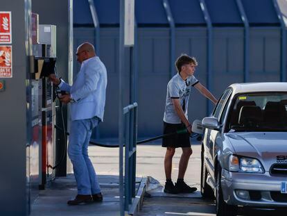 Dos conductores, a finales de septiembre, en una gasolinera de Sevilla.